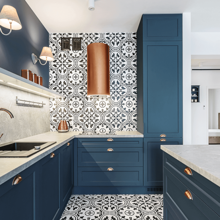 Wzorzysta czarno-biała mozaika na ścianach i podłodze w kuchni